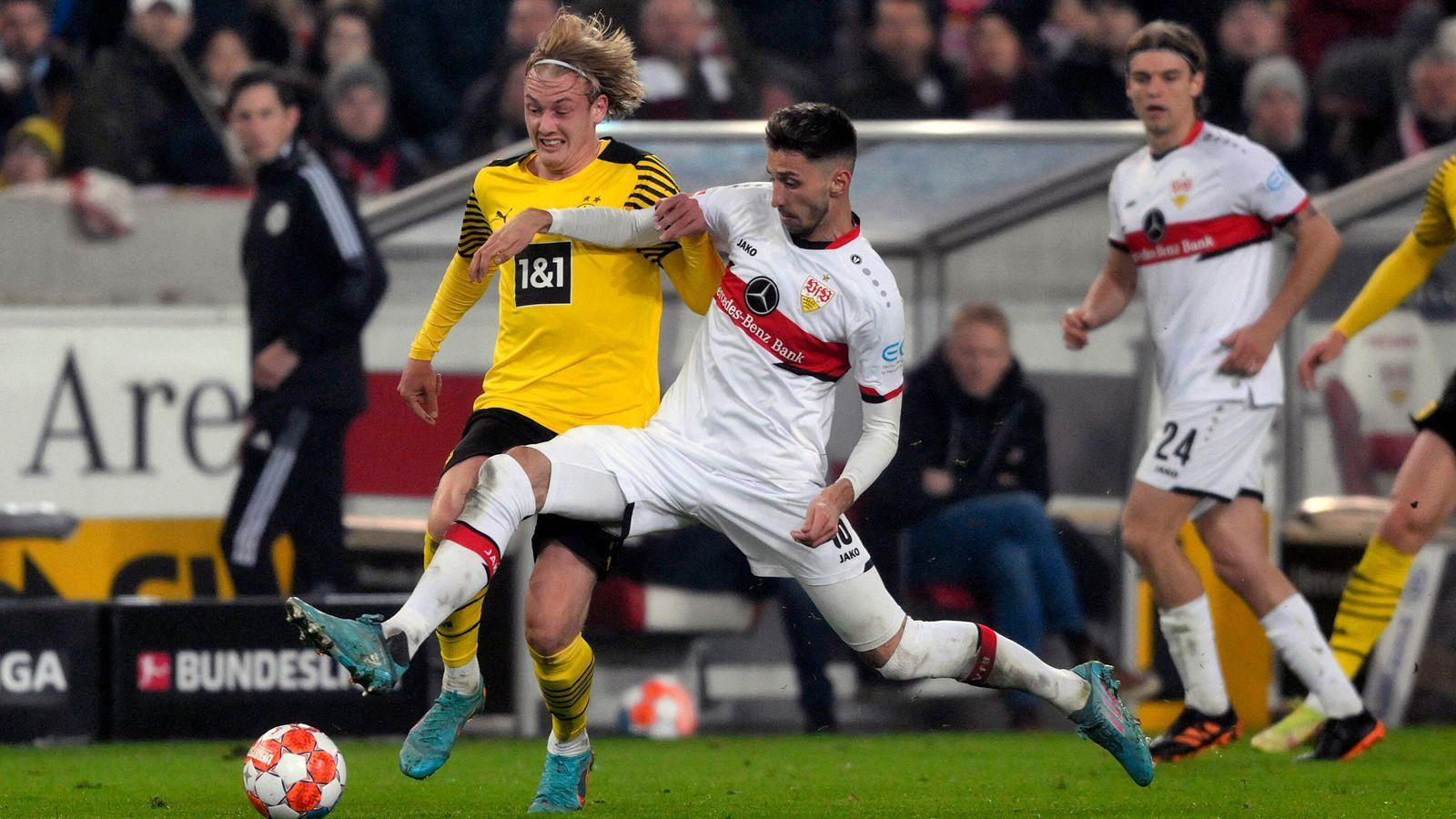 
                <strong>Die Noten der BVB-Stars</strong><br>
                Gegen schwache Stuttgarter feiert Borussia Dortmund einen souveränen 2:0-Sieg. Matchwinner Julian Brandt trifft doppelt und sorgt für den ersten Bundesliga-Sieg seit Mitte März. Wir haben die BVB-Stars in einer Einzelkritik bewertet.
              