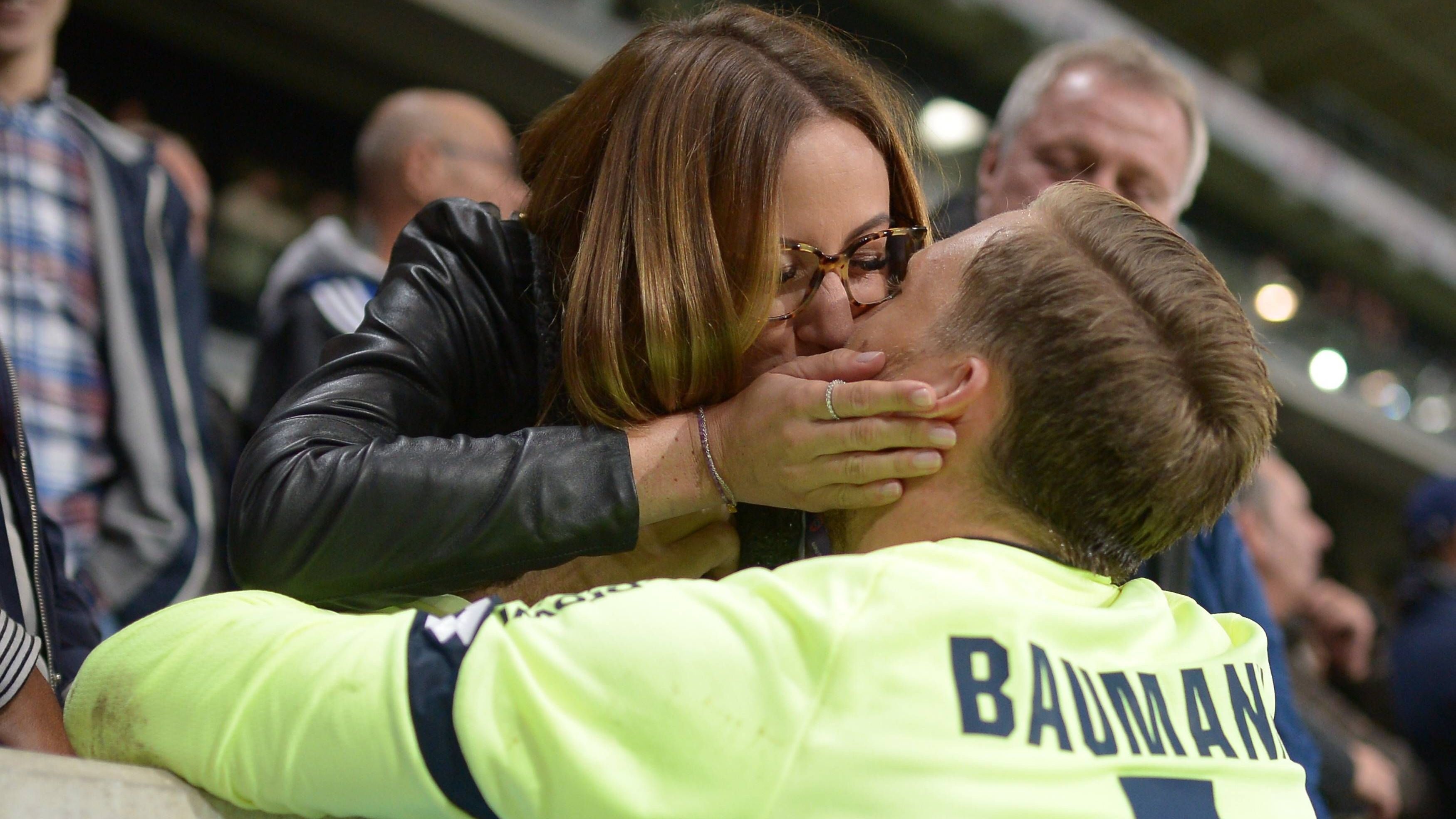 <strong>Oliver und Charlotte Baumann</strong><br>Der Hoffenheim-Keeper und seine Frau kennen sich noch aus Jugendzeiten, 2016 gaben sich die beiden das Ja-Wort. Zuvor waren beide schon sieben Jahre zusammen. Sie leben gemeinsam in Heidelberg.