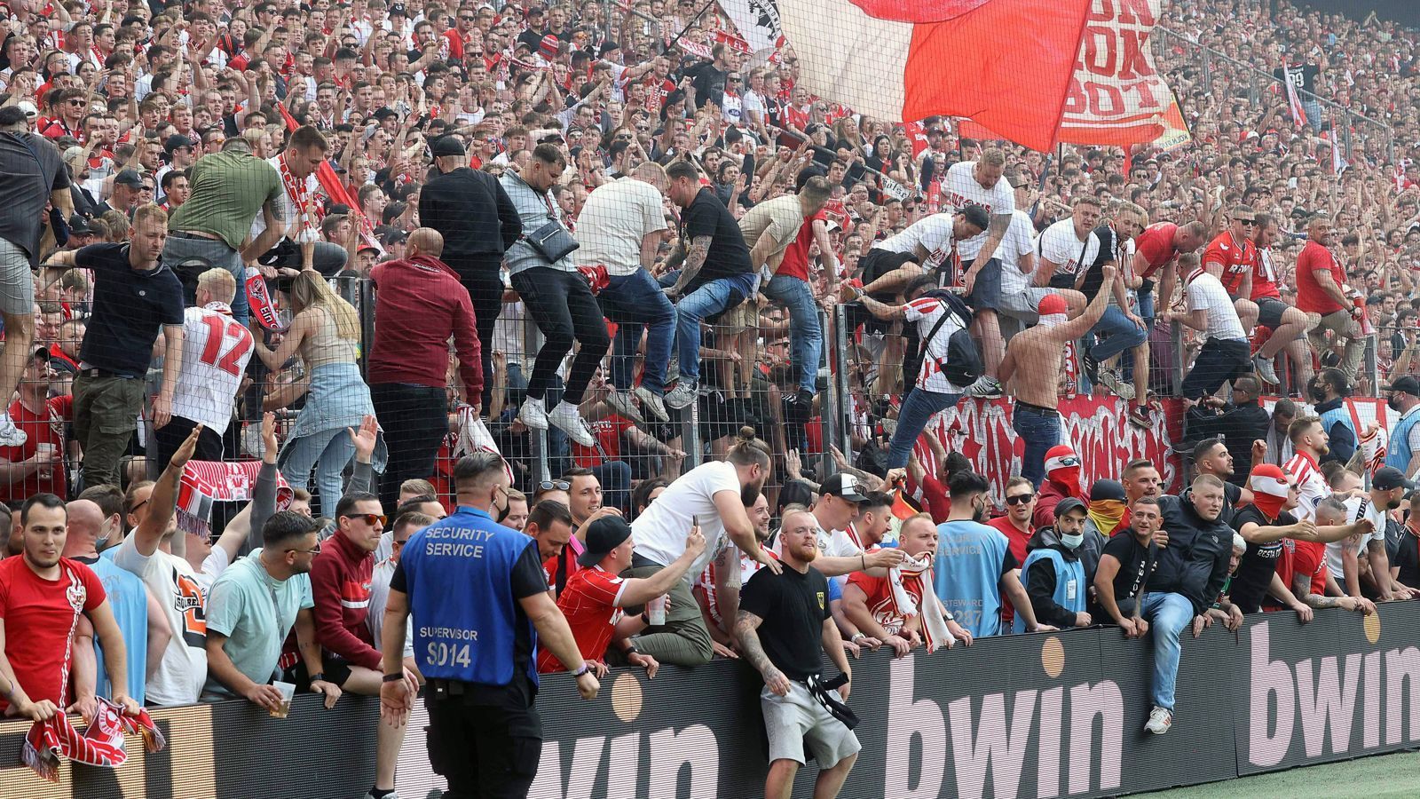 
                <strong>Platzsturm nach dem Schlusspfiff</strong><br>
                Obwohl die Kölner mit 0:1 unterlagen - ausgerechnet der frühere FC-Profi Yannick Gerhardt traf spielentscheidend - stand mit Schlusspfiff fest, dass sich die Rheinländer für den Europapokal in der Saison 2022/23 qualifiziert haben. Nach Abpfiff kam es sogar zum Platzsturm - der angesichts der Niederlage aber irgendwie unpassend wirkte. 
              