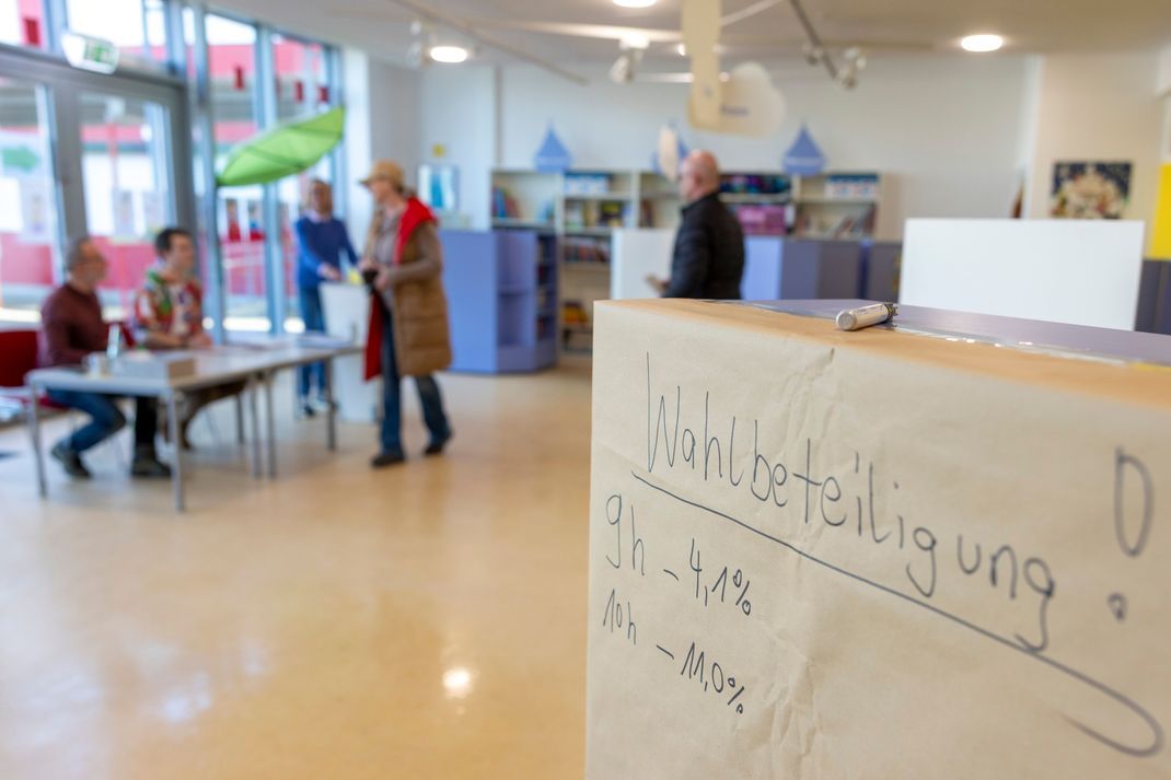 Die Wahlbeteiligung in den ersten zwei Stunden des Wahltags ist in einem Wahllokal in der Geschwister Scholl Schule im Taunus notiert.