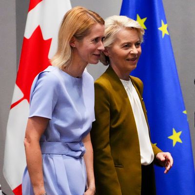 23. Juni 2025, Belgien, Brüssel: Die EU-Außenbeauftragte Kaja Kallas (links) und die Präsidentin der Europäischen Kommission, Ursula von der Leyen, sowie der kanadische Premierminister Mark Carney