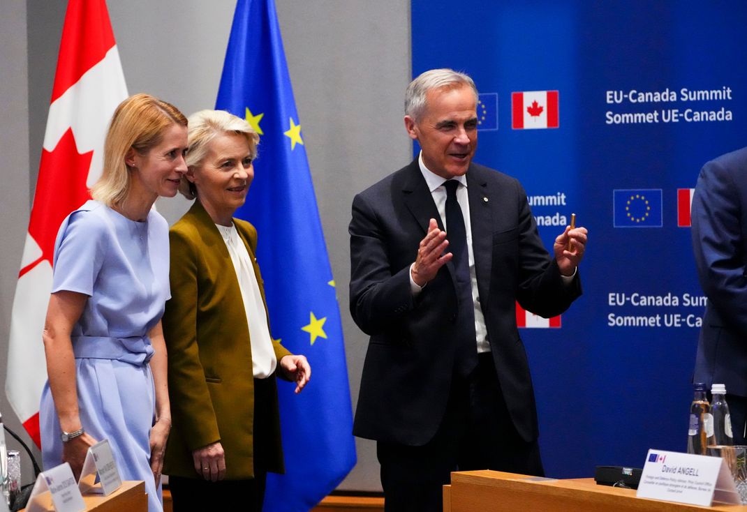 23. Juni 2025, Belgien, Brüssel: Die EU-Außenbeauftragte Kaja Kallas (links) und die Präsidentin der Europäischen Kommission, Ursula von der Leyen, sowie der kanadische Premierminister Mark Carney 