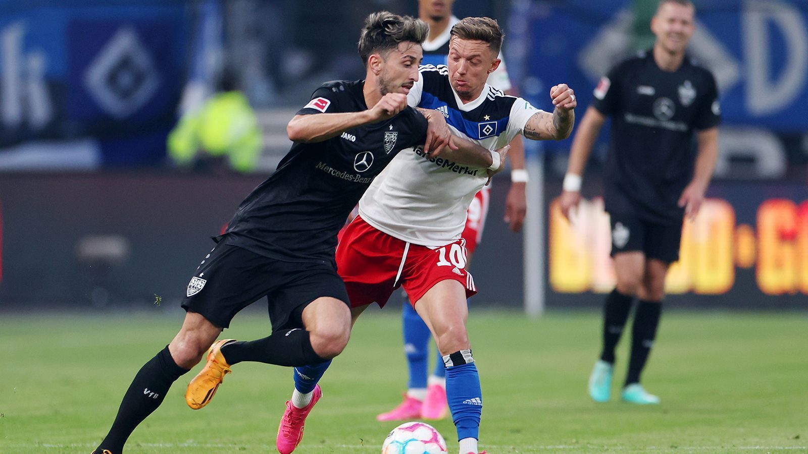 
                <strong>Atakan Karazor (VfB Stuttgart) </strong><br>
                Im Zweikampf oft nicht sattelfest, kommt immer wieder zu spät oder lässt sich verladen. Offensiv quasi kein Faktor. Nach der Pause verbessert und griffiger in den Duellen. ran-Note: 4
              