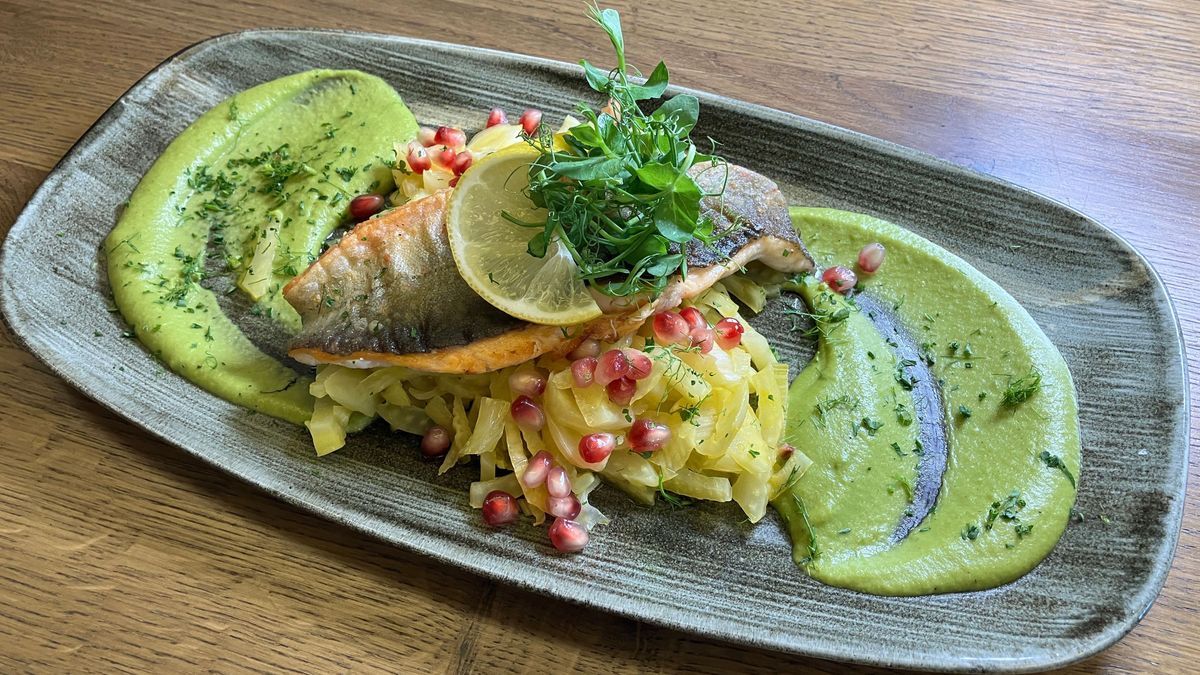 Saiblingsfilet mit lauwarmem Fenchel-Orangensalat, Erbsenpüree und Granatapfelkernen