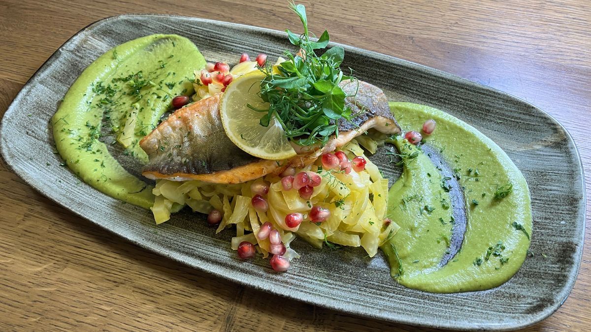 Saiblingsfilet mit lauwarmem Fenchel-Orangensalat, Erbsenpüree und Granatapfelkernen