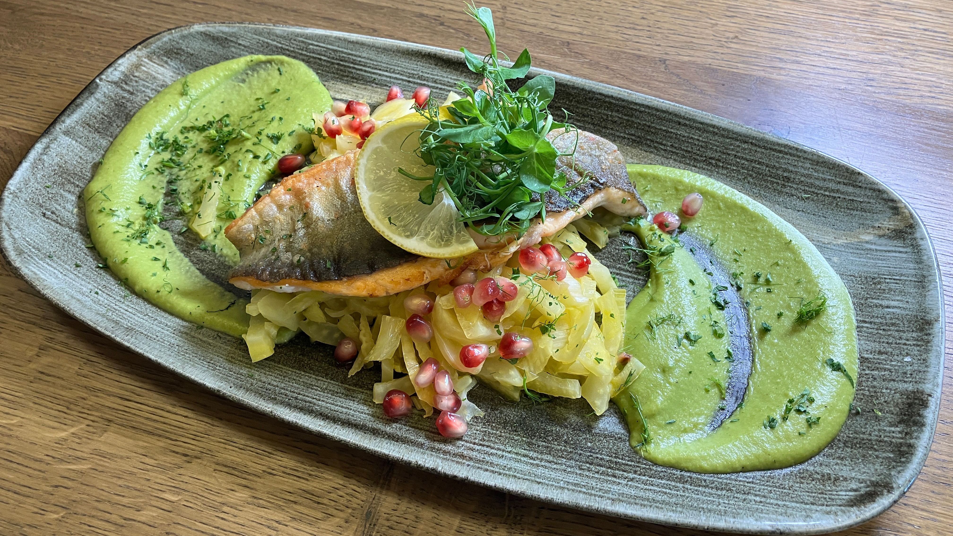 Saiblingsfilet mit lauwarmem Fenchel-Orangensalat und Erbsenpüree