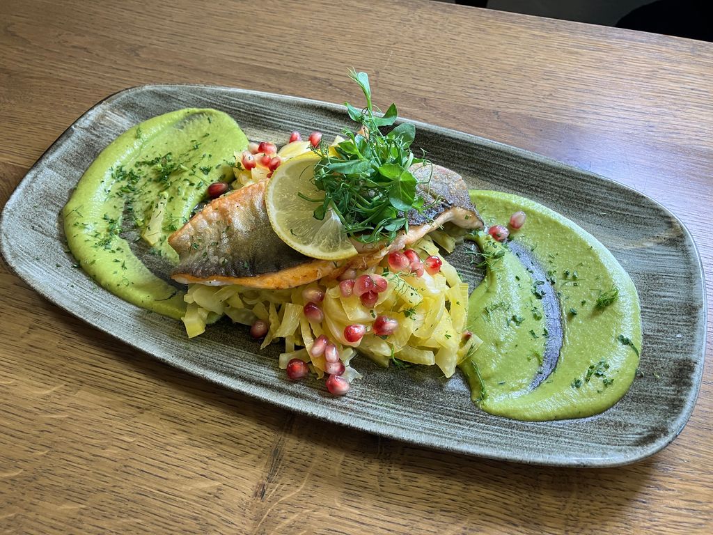 Saiblingsfilet mit lauwarmem Fenchel-Orangensalat und Erbsenpüree