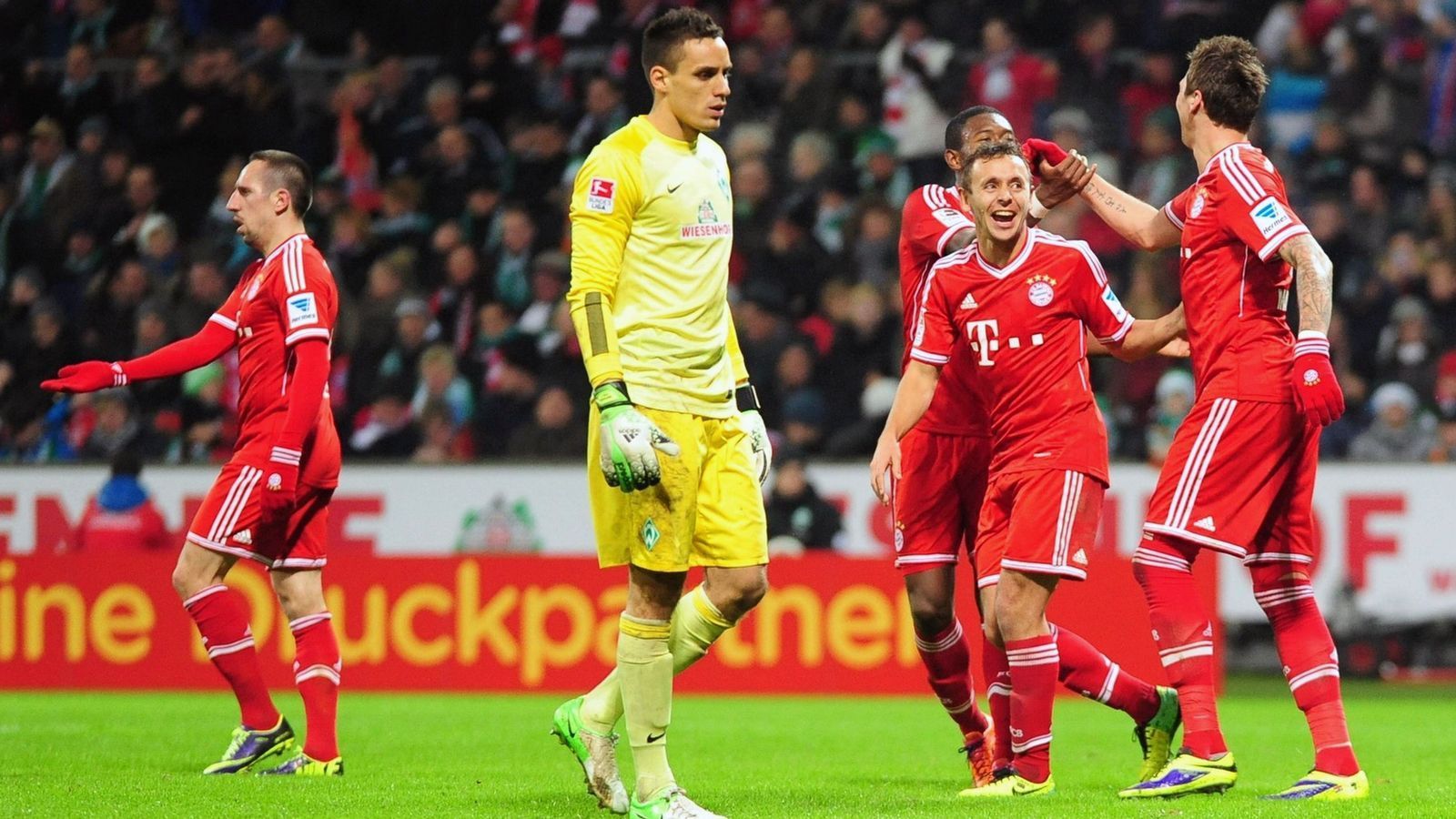 
                <strong>SV Werder Bremen - FC Bayern München 0:7 (7. Dezember 2013)</strong><br>
                Bereits im Dezember 2013 konnten die Bayern schon einmal einen 7:0-Auswärtssieg in der Bundesliga einfahren, damals bei Werder Bremen. Ein Eigentor von Assani Lukimya eröffnete das Münchner Torfestival an der Weser. Es folgten noch vor der Pause Treffer von Daniel van Buyten und Franck Ribery zu einer komfortablen 3:0-Führung. Nach dem Seitenwechsel ließen die Bayern aber kein bisschen nach und bestraften die Bremer mit weiteren Treffern durch Mario Mandzukic, einem zweiten Tor von Ribery sowie von Thomas Müller und Mario Götze.
              