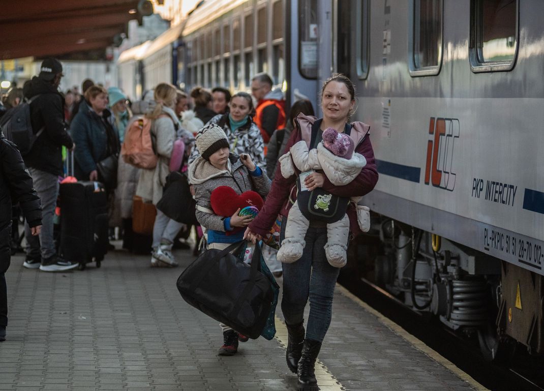 Ukrainische Flüchtlinge besteigen am Bahnhof von Przemysl, Polen, einen Zug, der sie weiter nach Westen bringen soll.