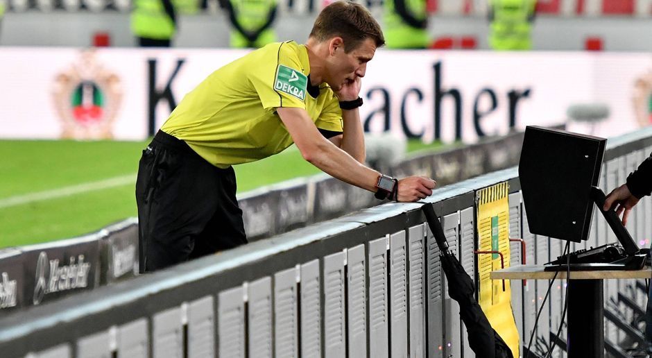 
                <strong>1. Spieltag: Videobeweis-Chaos in mehreren Stadien</strong><br>
                Schon die Premiere geht in die Hose: Am 1. Spieltag kann der Videobeweis wegen technischen Problemen gleich in drei Stadien nicht eingesetzt werden. Der Grund: Der Schiedsrichter konnte keinen Kontakt zum Kontrollzentrum in Köln aufnehmen.
              