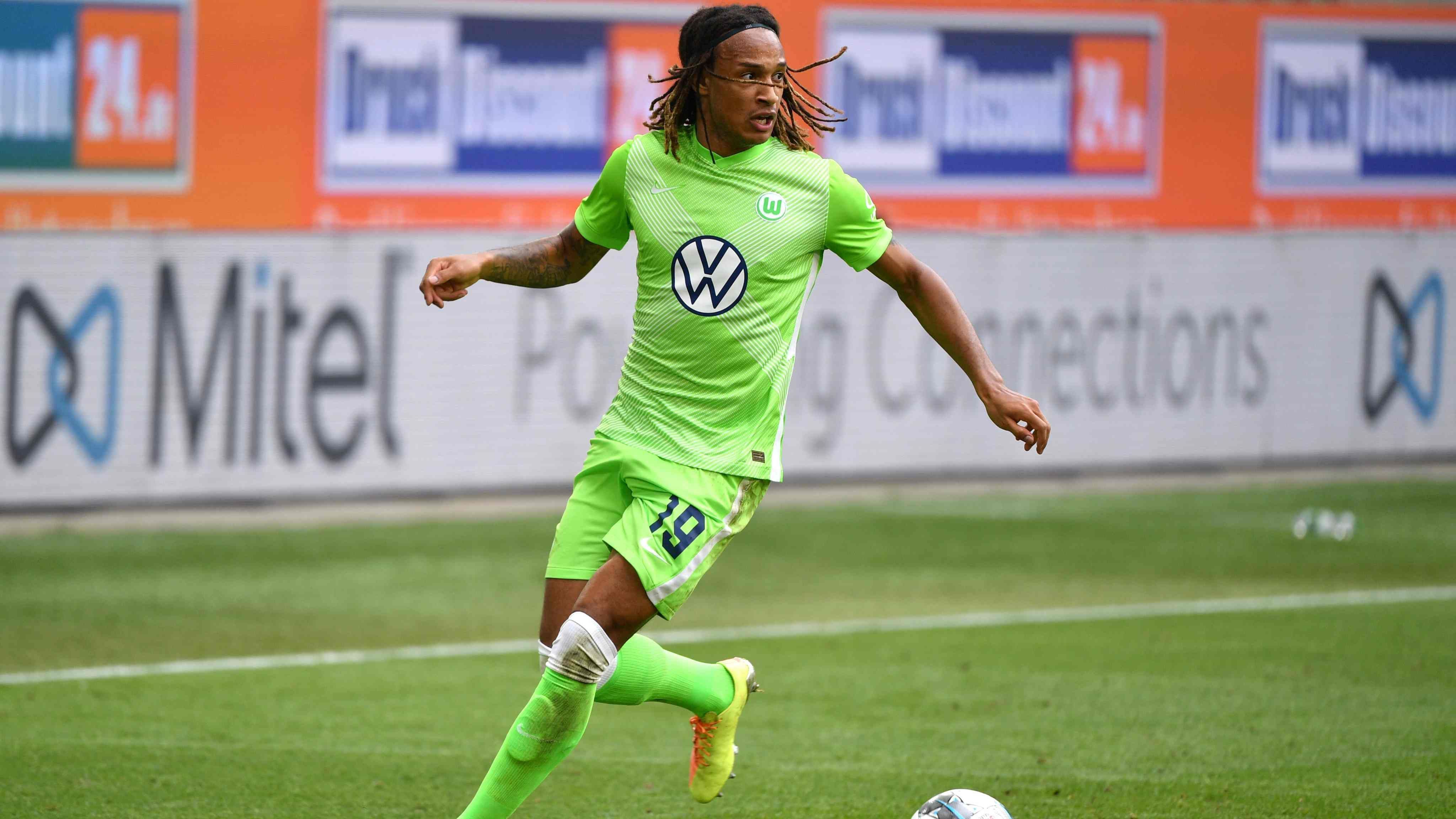 
                <strong>Abwehr: Kevin Mbabu (VfL Wolfsburg) </strong><br>
                Zu Beginn der Saison stand Kevin Mbabu lange Zeit ohne Einsatz im Kader, doch ab dem 15. Spieltag gehörte er zur unumstrittenen Stammformation bei den "Wölfen". Unter Coach Oliver Glasner blühte der Schweizer so richtig auf und kommt in seiner ersten Bundesliga-Saison auf 20 Einsätze. Auch seine Torbeteiligungen können sich als Rechtsverteidiger sehen lassen: Mit drei Toren und zwei Vorlagen setzte er auch nach vorne seine Akzente. Die "Wölfe" bezahlten vor der Saison zehn Millionen Euro für den 25-Jährigen, der das Vertrauen besonders in der Rückrunde zurückzahlen konnte. Am Ende der Saison hat er sich zu einem der besten und vielversprechendsten Außenverteidiger der Liga entwickelt. 
              