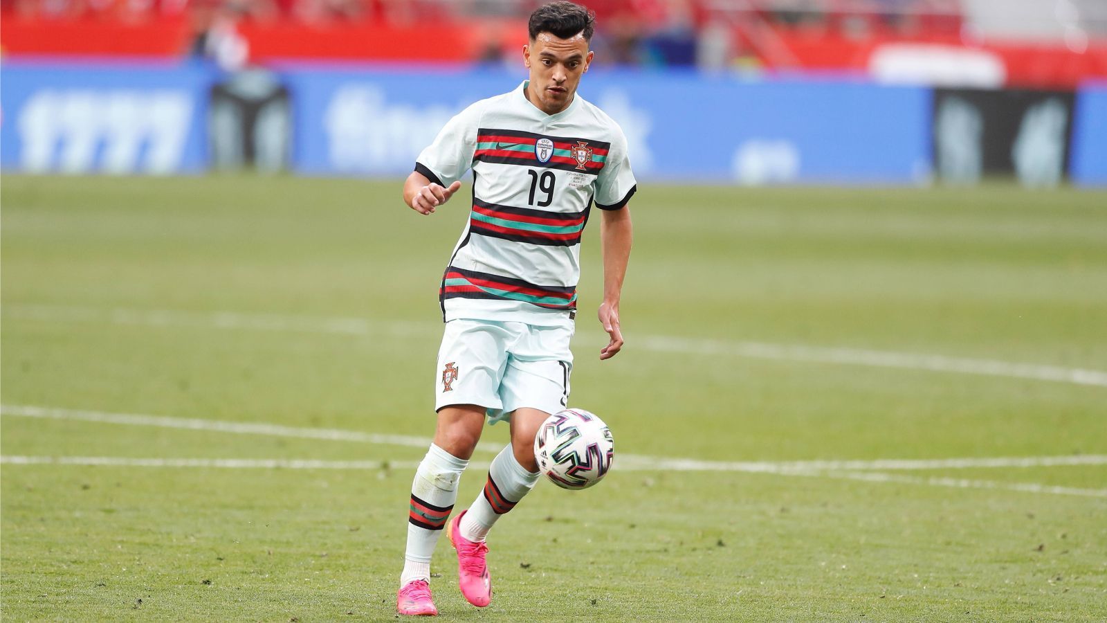 
                <strong>Pedro Goncalves (Sporting CP)</strong><br>
                Der designierte Nachfolger von Bruno Fernandes bei Portugal ist Pedro Goncalves. Der 22-Jährige füllte die Position von Fernandes beim amtierenden Champion der Liga NOS eins zu eins aus und legte dabei beeindruckende Statistiken auf. In 32 Ligaspielen traf er sensationelle 23 Mal und das als offensiver Mittelfeldspieler. Sollte Bruno Fernandes ausfallen, wäre er wohl der erste Ersatz für den Star von Manchester United.
              