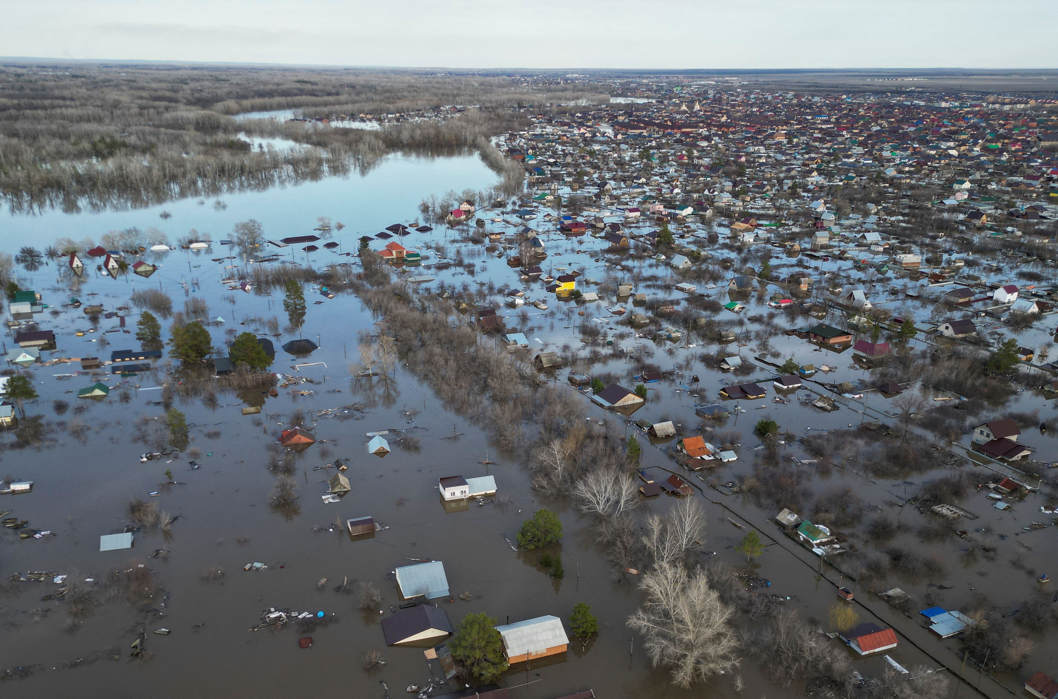 Eine Drohnenaufnahme zeigt ein überflutetes Wohngebiet 