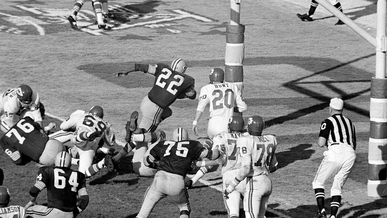 Premiere mit Kater: Der erste Super-Bowl findet 1967 statt. Im ersten Finale stehen die Green Bay Packers aus Green Bay in Minnesota und die Kansas City Chiefs. Der erste Touchdown gelingt Max McGee von den Packers, die das Finale auch mit 35:10 gewinnen. Gerüchten zufolge soll McGee am Abend zuvor zu viel gefeiert haben stand verkatert auf dem Platz.