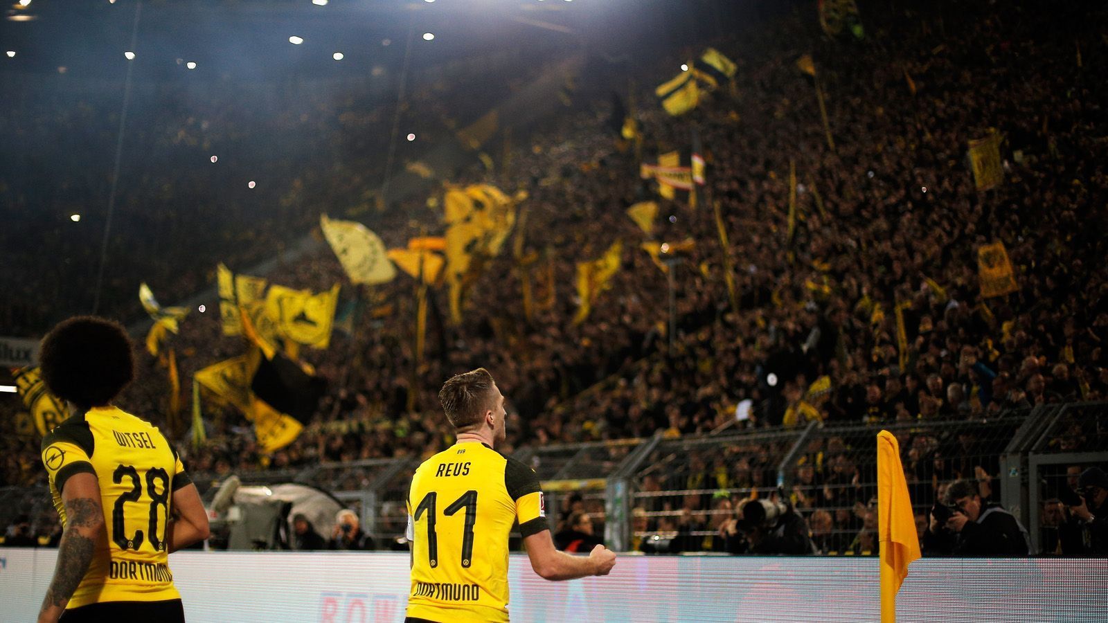 
                <strong>Bundesliga 2018/19</strong><br>
                Das nächste heiße Kapitel des Gigantenduells: In der Hinrunde der Saison 2018/19 zeigt der BVB in einem hochklassigen Spiel große Nehmerqualitäten, dreht zweimal den Rückstand gegen die Bayern im eigenen Stadion in einen 3:2-Erfolg.
              