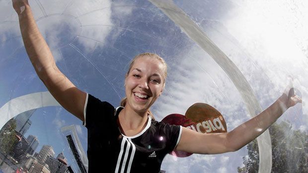 
                <strong>Spaß auch neben dem Platz</strong><br>
                In einem riesigen aufgeblasenen Tennisball treibt Sabine Lisicki bei einem Promo-Termin den Yarra River in Melbourne hinab
              