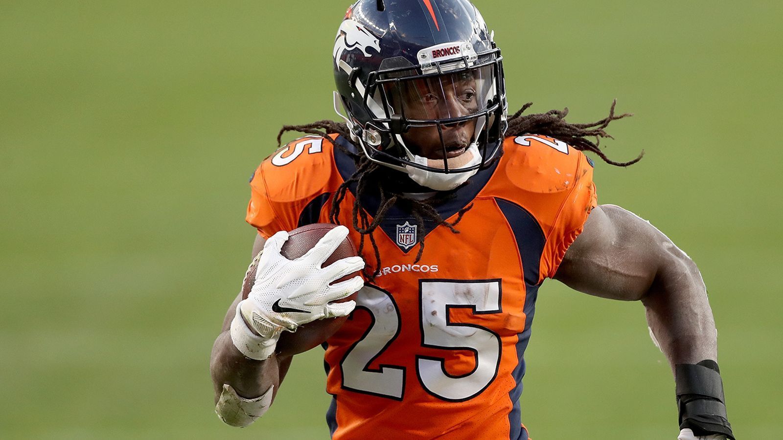 
                <strong>Melvin Gordon (Denver Broncos)</strong><br>
                Zu Beginn der zweiten Runde tradeten die Denver Broncos im Draft nach oben, um sich Javonte Williams zu angeln. Der Running Back gilt als "Komplett-Paket", bringt unfassbar gute Kontakt-Balance, Beweglichkeit (wich vergangene Saison 75 Tackles aus) und Fähigkeiten im Passspiel mit. Dieses Skill-Set könnte Melvin Gordon einen Platz auf der Bank verschaffen. 
              