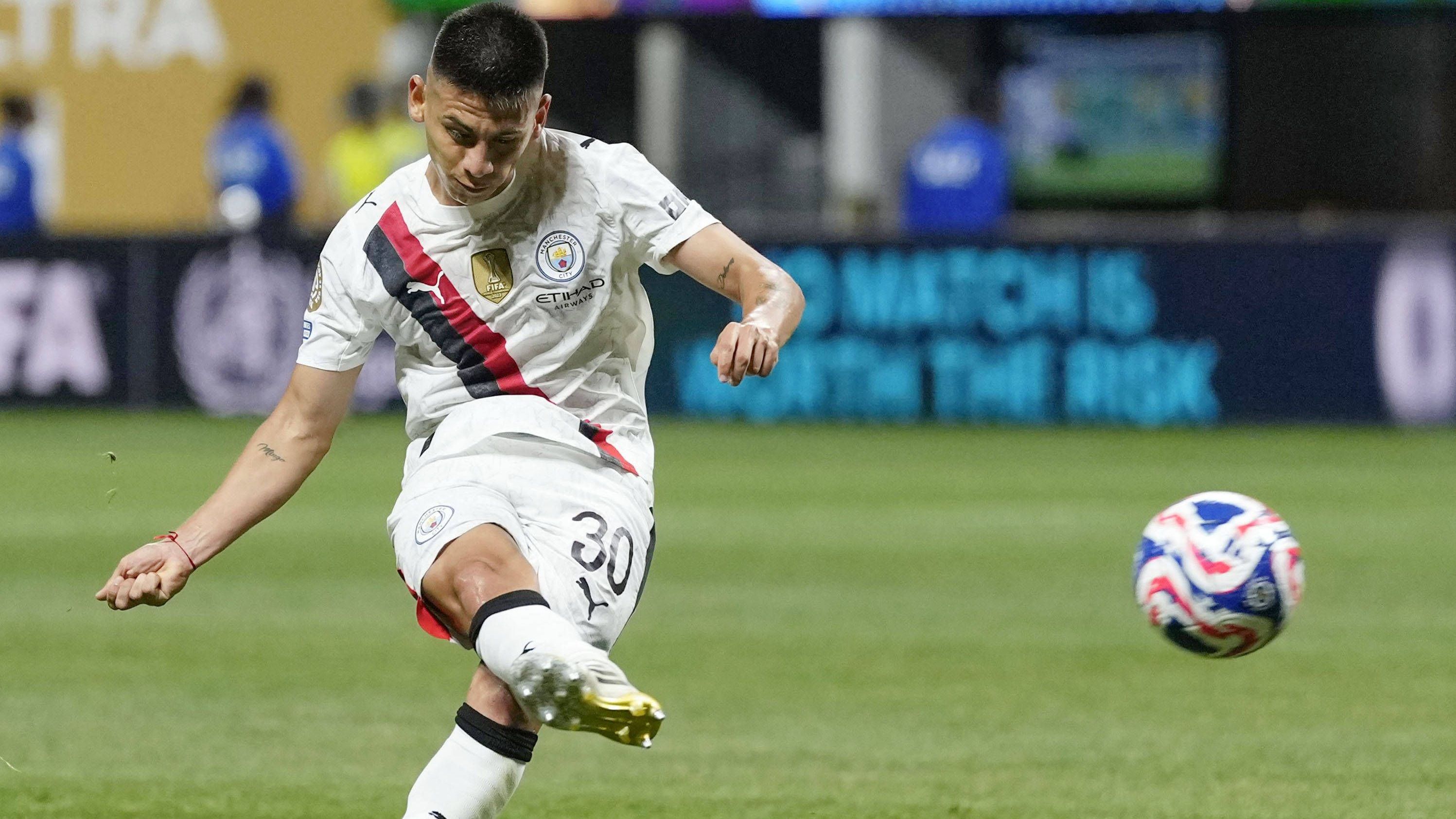 <em><strong>Claudio Echeverri (Manchester City)</strong><br>Der 19-jährige Argentinier wechselte im Januar 2024 nach England, wurde aber zunächst für ein Jahr in seine Heimat verliehen. Nun steht er bei Manchester City im erweiterten Kader, hat dort jedoch wenig Einsatzchancen. Wie "The Athletic" berichtet, will Borussia Dortmund den Flügelspieler per Leihe mit Kaufoption holen, City hingegen plant mit ihm langfristig und akzeptiert nur eine Leihe ohne Kaufoption.</em>