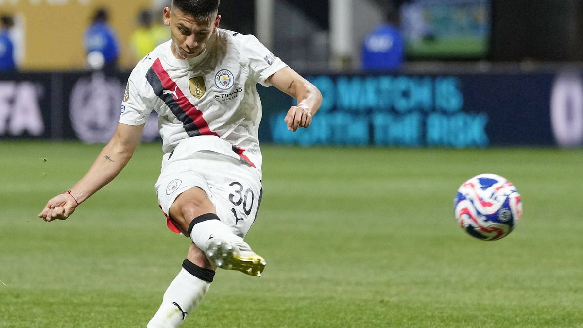 Football: Club World Cup Manchester City s Claudio Echeverri scores his team s second goal from a free kick during the first half of a Club World Cup Group G match against Al Ain in Atlanta, Georgi...