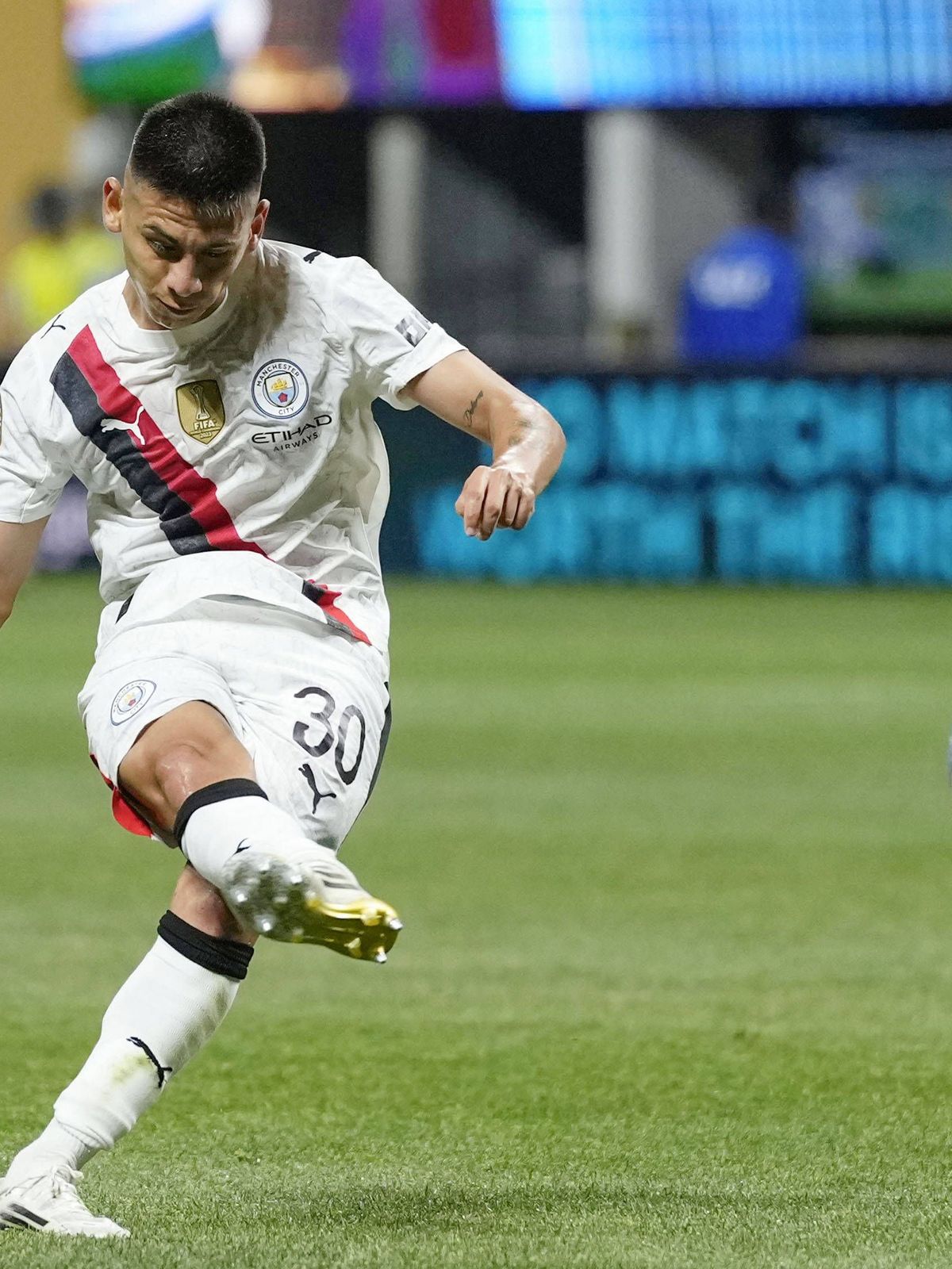 Football: Club World Cup Manchester City s Claudio Echeverri scores his team s second goal from a free kick during the first half of a Club World Cup Group G match against Al Ain in Atlanta, Georgi...