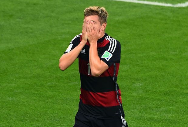 
                <strong>Brasilien vs. Deutschland (1:7) - Kroos traut seinen Augen nicht</strong><br>
                Toni Kroos kann es nicht fassen. Nur wenige Minuten nach Kloses Rekordtor erhöht der 24-Jährige zum 3:0.
              