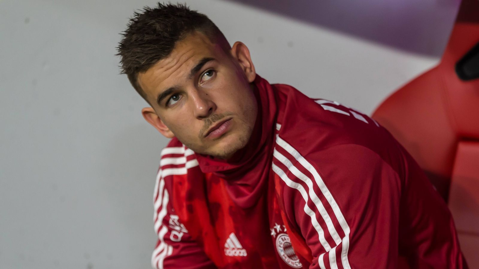 
                <strong>Lucas Hernandez ist der teuerste Bundesliga-Transfer der Geschichte</strong><br>
                Für den Franzosen Lucas Hernandez griff der FC Bayern München im Sommer 2019 historisch tief in die Tasche. Mit einer Ablösesumme von 80 Millionen Euro ist der Verteidiger, der von Atletico Madrid an die Isar wechselte, nicht nur der teuerste Neuzugang in der Vereinsgeschichte des amtierenden Double-Siegers, sondern gleichzeitig auch noch der teuerste Transfer in der Historie der Bundesliga. Hernandez löste Landsmann Corentin Tolisso ab, für den die Münchner im Sommer 2017 41,5 Millionen Euro an Olympique Lyon überwiesen haben.
              