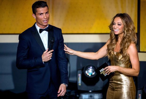 
                <strong>Zwei Gewinner des Abends: Abdo und Ronaldo</strong><br>
                Den Ballon d'Or schnappte sich - wie letztes Jahr - Cristiano Ronaldo. Er war nicht der einzige Gewinner: Die britische Zeitung "Daily Mail" etwa titelte, Kate Abdo habe den Stars die Show gestohlen. Der Focus schreibt: "Diese Frau ist goldener als der Ballon d'Or".
              