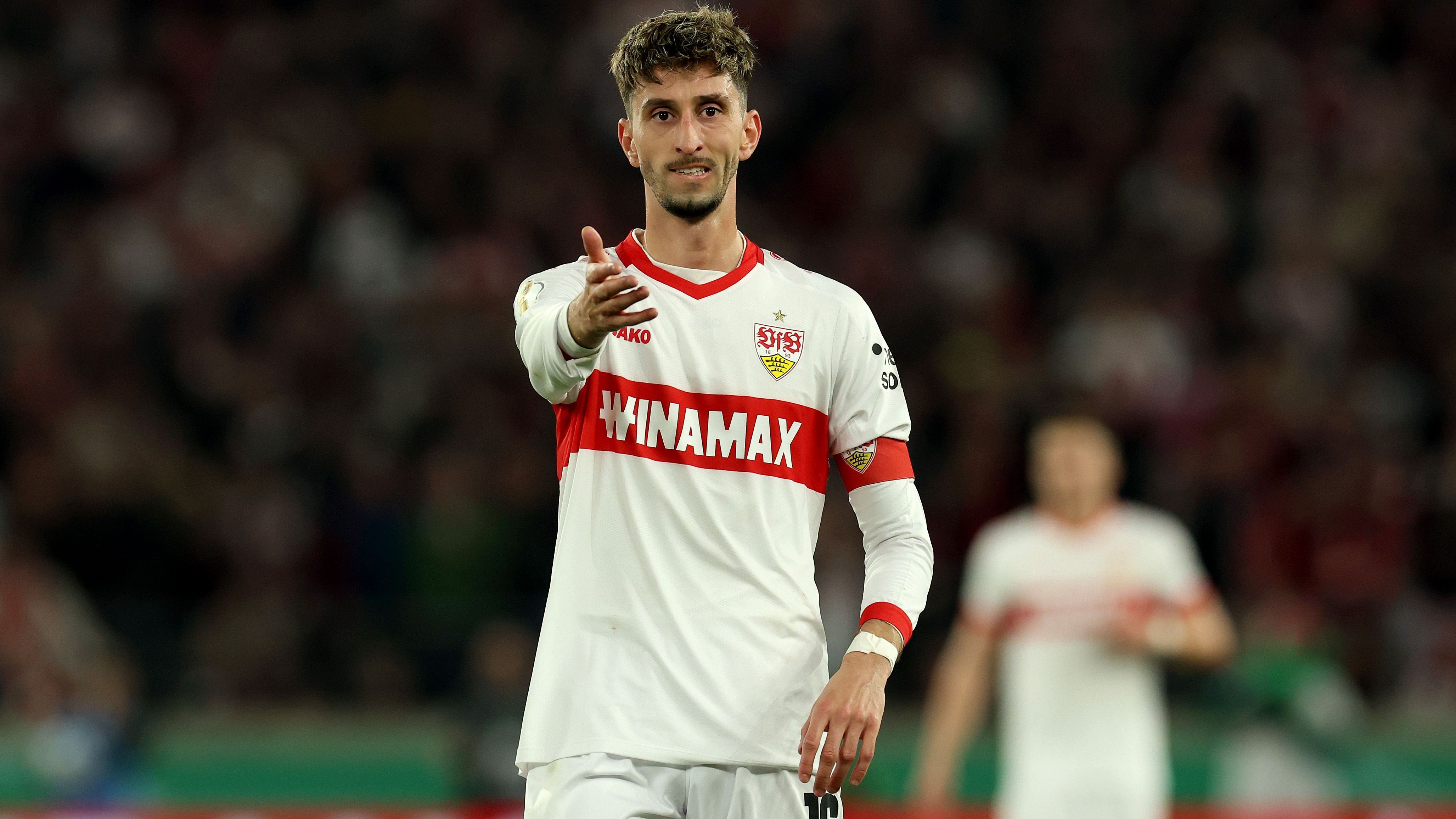 <strong>Atakan Karazor (VfB Stuttgart)</strong><br>Stuttgarts Kapitän Atakan Karazor soll laut "Bild" Begehrlichkeiten in der Premier League geweckt haben. Demnach haben sich Newcastle United und Aston Villa wohl bei dessen Management über eine Transfermöglichkeit erkundigt. Allerdings sollen die beiden englischen Europapokal-Teilnehmer noch ...