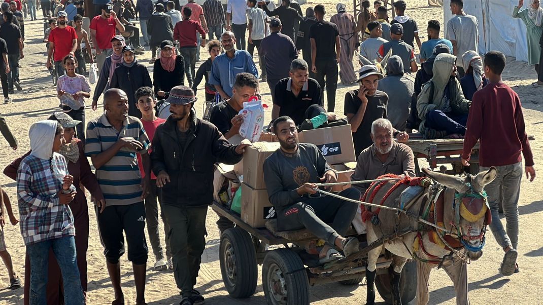Eine von Israel und den USA unterstützte Stiftung hat mit der Verteilung von Hilfsgütern an Palästinenser:innen im Gazastreifen begonnen.