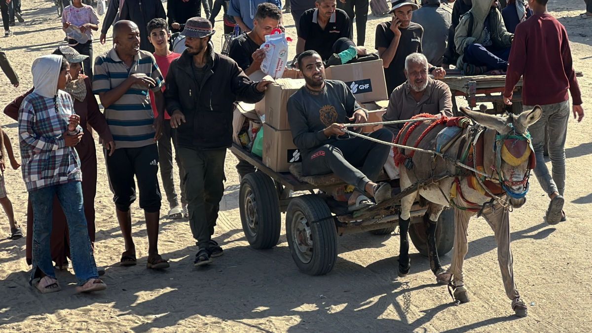 Eine von Israel und den USA unterstützte Stiftung hat mit der Verteilung von Hilfsgütern an Palästinenser im Gazastreifen begonnen. 
