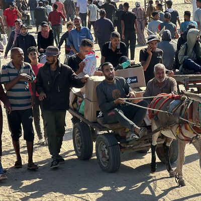Eine von Israel und den USA unterstützte Stiftung hat mit der Verteilung von Hilfsgütern an Palästinenser im Gazastreifen begonnen. 