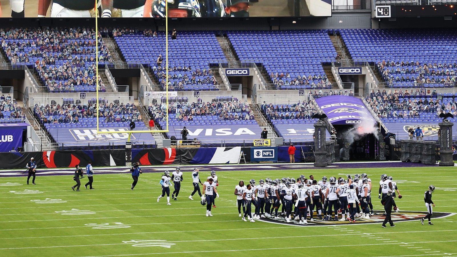 
                <strong>Tennessee Titans</strong><br>
                MENTALE KRIEGSFÜHRUNG – Vor jedem Spiel trifft sich das Team der Titans auf dem Logo des Gegners. Laut Linebacker Rashaan Evans "Mentale Kriegsführung. Wann immer wir unsere Gegner schon vor Spielbeginn aus der Fassung bringen, haben wir bereits einen guten Start hingelegt." Das von Vrabel eingeführte Ritual erregte nach einer Auseinandersetzung mit den Ravens Ende November Aufsehen.
              