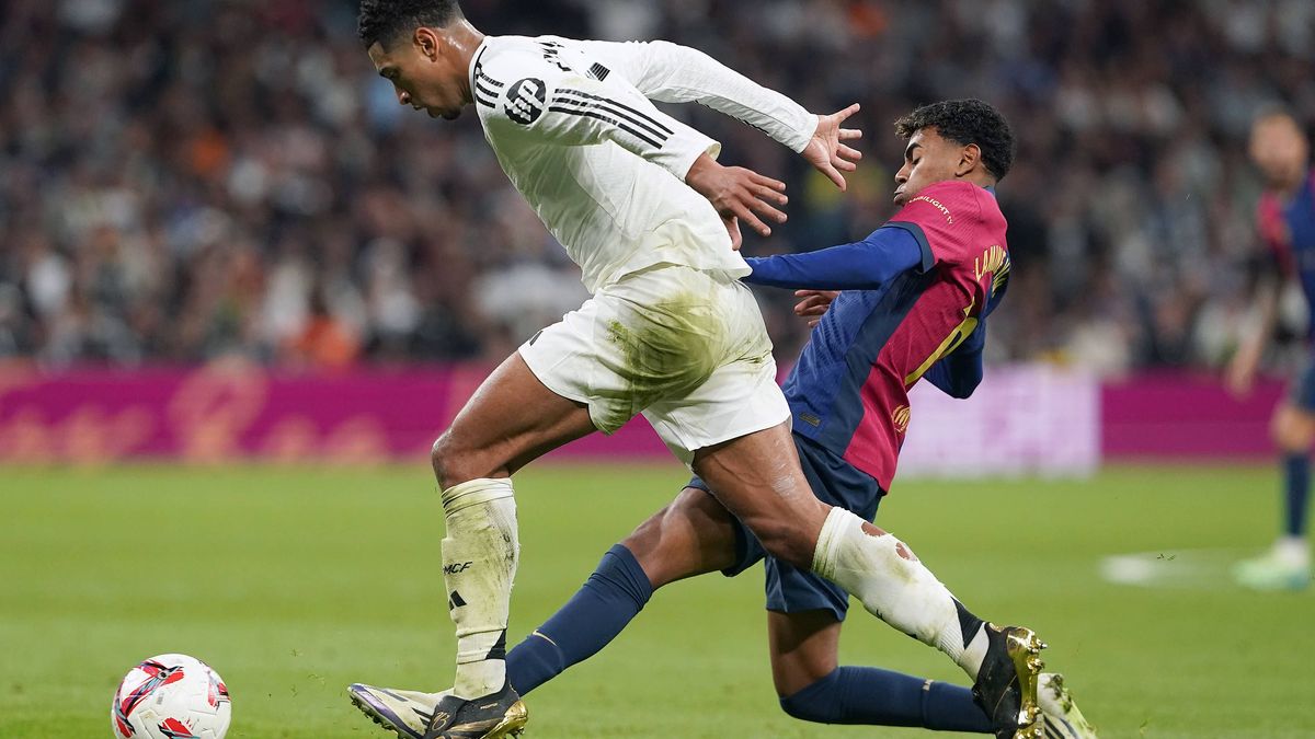 Real Madrid s Jude Bellingham (l) and FC Barcelona, Barca s Lamine Yamal during La Liga match. October 26, 2024. (20241026842)