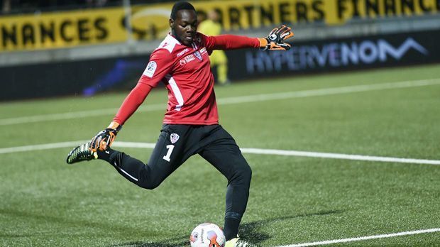 
                <strong>Riffi Mandanda (AC Ajaccio)</strong><br>
                Tor - Riffi Mandanda (AC Ajaccio): Er ist der jüngere Bruder von Marseilles langjährigem Stammkeeper Steve Mandanda und einer von drei Brüdern, die das Torwartspiel zu ihrem Beruf gemacht haben. Riffi spielt aktuell beim französischen Zweitligisten AC Ajaccio. Mit 23 Jahren könnte er noch eine große Zukunft vor sich haben. Parfait Mandanda, der dritte Bruder, spielt in Belgiens erster Liga für den RSC Charleroi.
              