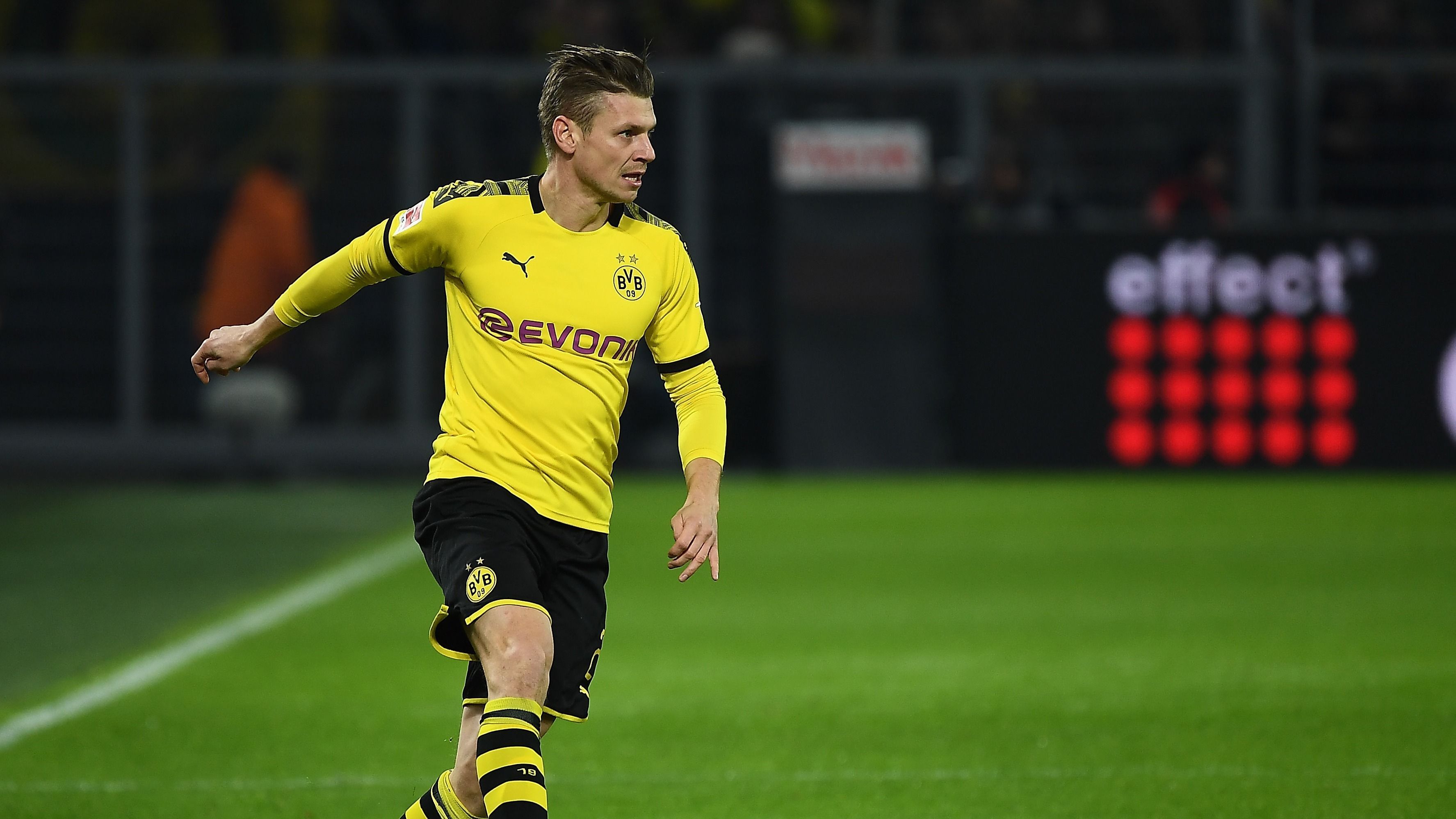 
                <strong>Lukasz Piszczek (Borussia Dortmund)</strong><br>
                Muss auf seiner rechten Abwehrseite ackern, kommt nicht immer rechtzeitig. So zum Beispiel beim 0:3, als er Griezmanns Antritt nicht folgen kann. Auch in anderen Szenen nicht immer auf der Höhe. Geht in der 76. Minute runter. ran-Note: 4
              