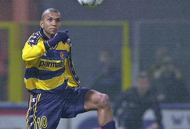
                <strong>Marcio Amoroso</strong><br>
                Auch die Bundesliga bediente sich in Parma. So wechselte etwa im Sommer 2001 Marcio Amoroso für die damalige Rekordsumme von 21,5 Millionen Euro zu Borussia Dortmund. Beim BVB wurde der Brasilianer auf Anhieb Torschützenkönig der Bundesliga.
              