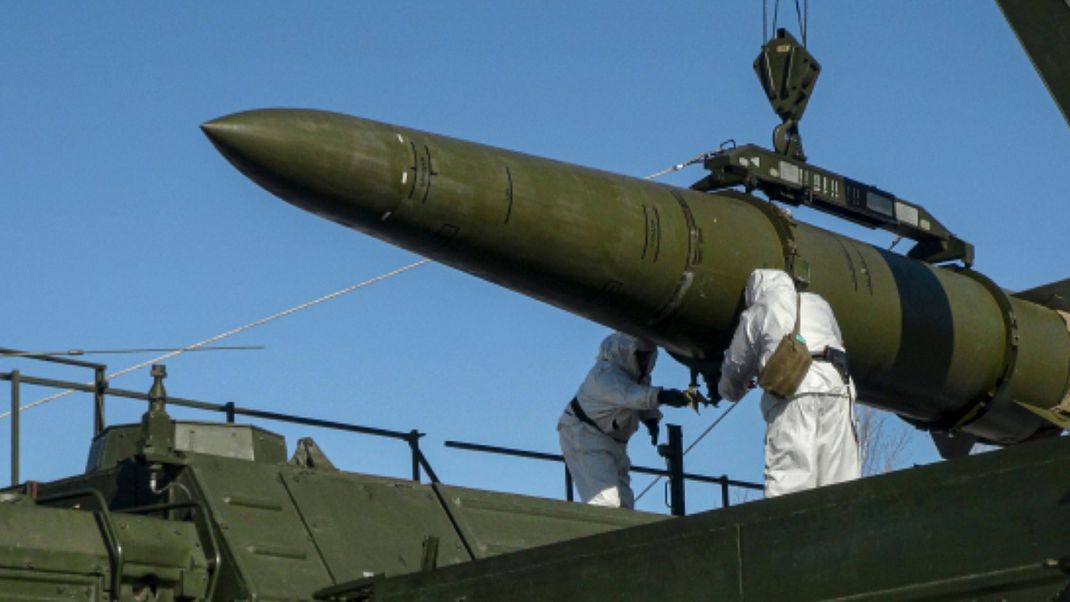 Auf diesem vom Pressedienst des russischen Verteidigungsministeriums am 2. Februar 2024 veröffentlichten Foto laden russische Truppen eine Iskander-Rakete auf eine mobile Abschussrampe während einer Übung an einem ungenannten Ort in Russland. 