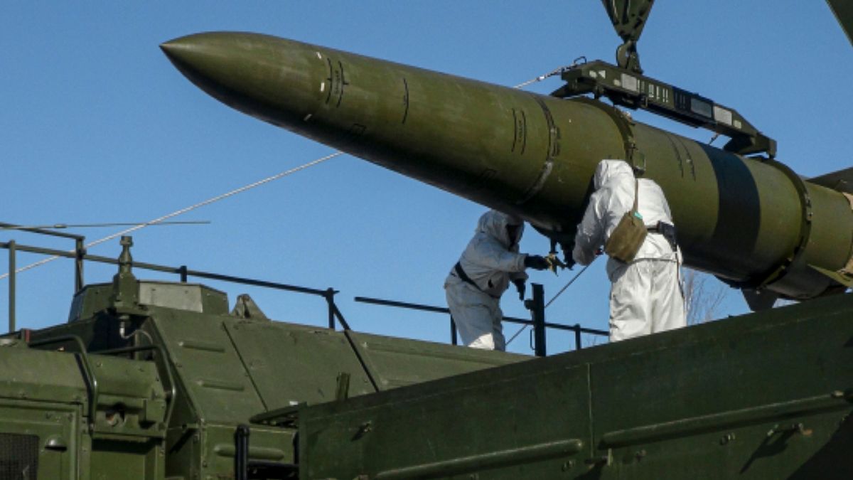 Russische Truppen laden eine Iskander-Rakete auf eine mobile Abschussrampe in Russland. 