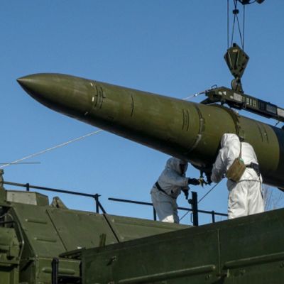 Russische Truppen laden eine Iskander-Rakete auf eine mobile Abschussrampe in Russland. 