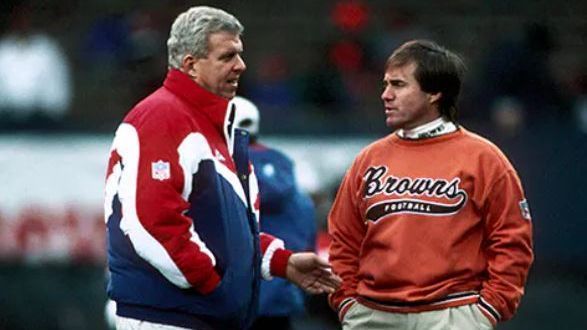 
                <strong>Bill Belichick als Browns-Coach</strong><br>
                Rückblick auf den 1. Januar 1995, die erste Runde der NFL Playoffs 1994 steht an. Die Cleveland Browns mit Head Coach Bill Belichick und Defensive Coordinator Nick Saban spielen gegen die New England Patriots mit Bill Parcells. Die Browns siegen mit 20:13 gegen das Team aus Foxborough. Starting Quarterback der Browns damals: Vinny Testaverde.
              