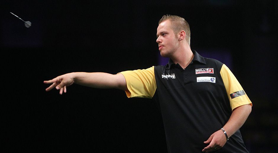 
                <strong>Max-4</strong><br>
                2015 gelang Hopp erstmals der Sprung in Runde 2. Er besiegt den Engländer Mervyn King mit 3:2. Doch im Anschluss bekam der heute 20-Jährige die Grenzen aufgezeigt. Vincent van der Voort schickt Hopp klar mit 0:4 nach Hause. Doch der Tag der Revanche sollte kommen ...
              