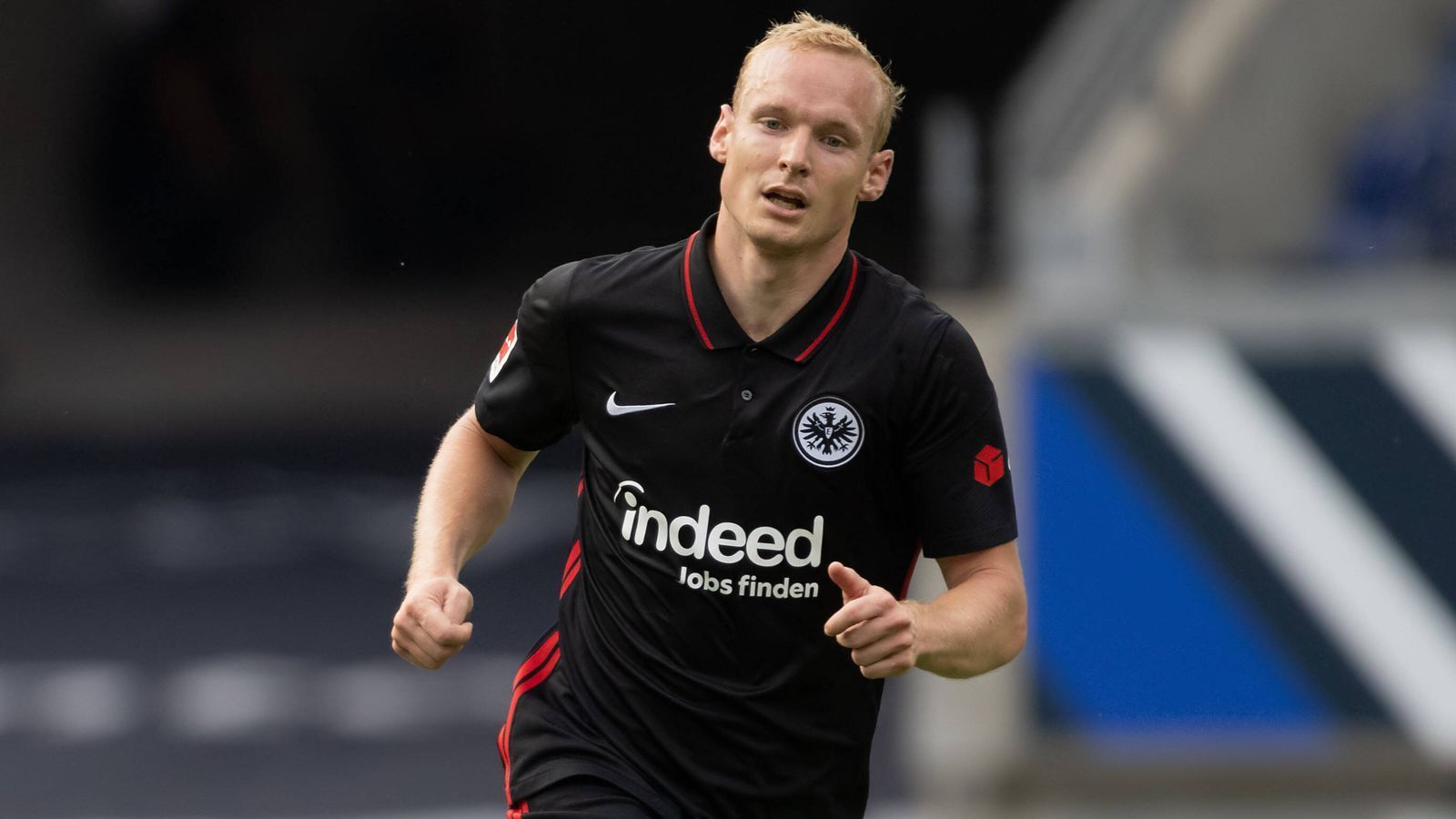 
                <strong>Eintracht Frankfurt: Sebastian Rode</strong><br>
                Nachdem David Abraham die Eintracht Anfang 2021 verließ, ging die Kapitänsbinde in der Rückrunde der Vorsaison zwischen mehreren Spielern auf Wanderschaft. Ende Juli 2021 hat sich der neue Frankfurt-Coach Oliver Glasner mit seinem Trainerteam nun auf Sebastian Rode als dauerhaften Kapitän festgelegt. "Sebastian Rode ist als echter Hesse mit seiner großen Erfahrung und Persönlichkeit der ideale Kapitän für unsere Mannschaft und ein starker Repräsentant von Eintracht Frankfurt", erklärte der Österreicher seine Entscheidung. Als Stellvertreter Rodes fungieren der japanische Routinier Makoto Hasebe und Abwehrchef Martin Hinteregger.
              