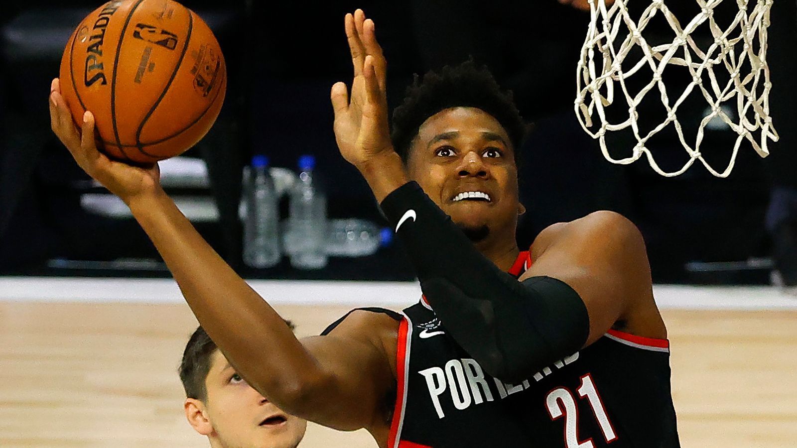 
                <strong>Hassan Whiteside (Portland Trail Blazers)</strong><br>
                Auch Melos Teamkollege geht als Unrestricted Free Agent in die Offseason. Der Center hat nach seinem Trade aus Miami wieder über 30 Minuten im Schnitt gespielt. Der Trend in der NBA geht aber weg vom klassischen Hightower auf der Fünf. Mit Jusuf Nurkic haben die Blazers einen vielseitigeren "Big Men" zur Verfügung. Vielleicht ist seine Zeit in Portland schon nach nur einem Jahr wieder vorbei.
              