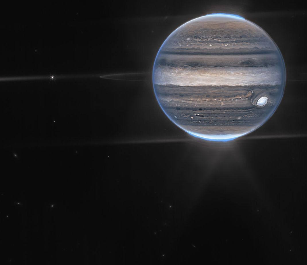 Für das überwältigende Foto wurden mehrere Infrarotbilder vom James-Webb-Teleskop zusammengesetzt und nachträglich eingefärbt. Dadurch glänzt der "Rote Fleck" des Jupiter etwa hell. Außerdem sind zusätzliche Details wie die Polarlichter im Norden und Süden erkennbar.