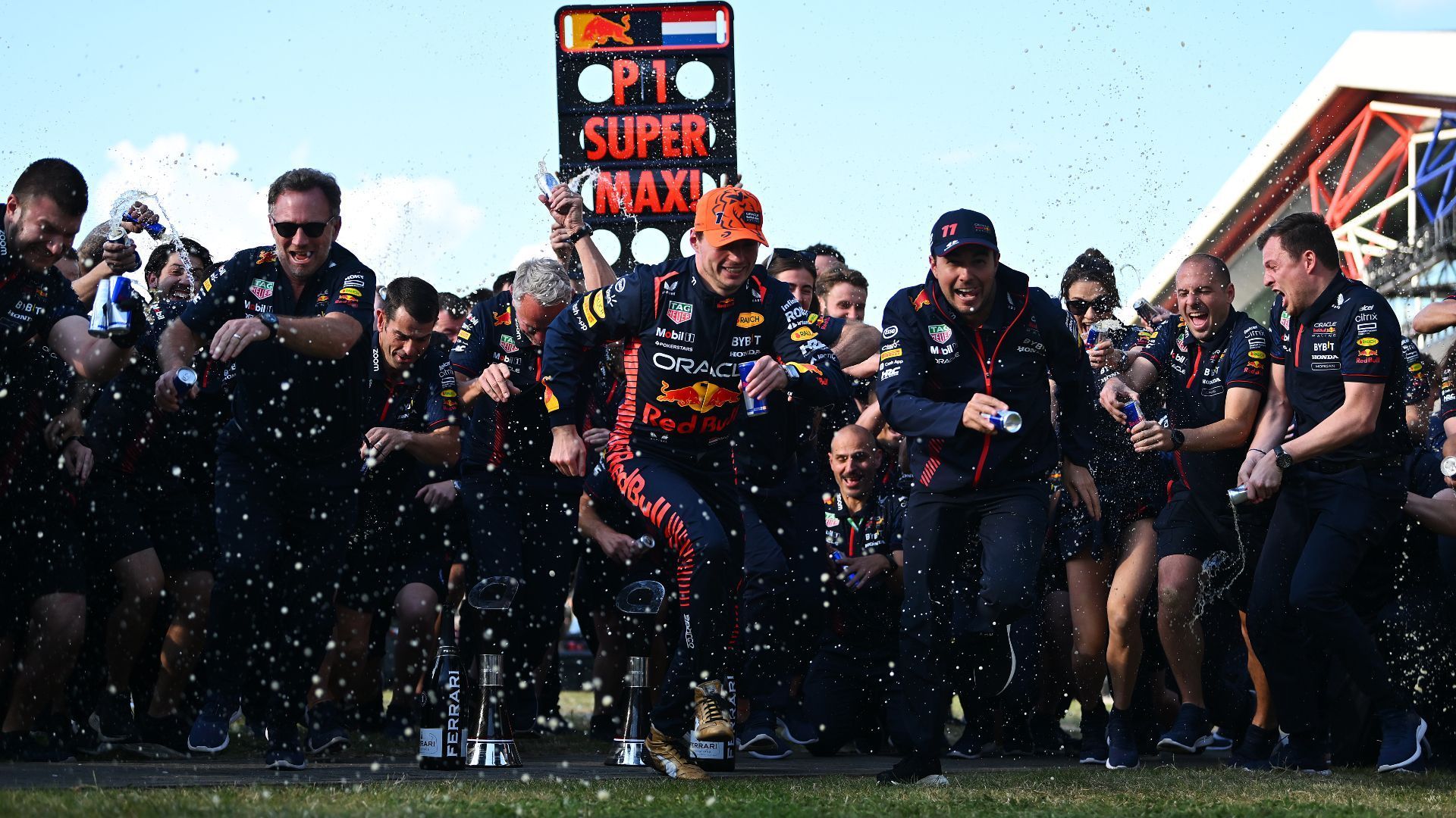 
                <strong>Gewinner: Red Bull</strong><br>
                Bei Rekorden kennt sich Max Verstappens Team aus. Die Bullen erreichen in Silverstone den nächsten Meilenstein. Dank des Triumphs von Verstappen fährt Red Bull saisonübergreifend den elften Sieg in Folge ein. Auch das bedeutet: Einstellung der Bestmarke. Die hat übrigens McLaren 1988 aufgestellt. Beim Rennen in Silverstone beweist aber nicht nur Verstappen seine Extraklasse, sondern auch sein Teamkollege: Von Platz 16 gestartet, fräst sich Sergio Perez geradezu durchs Feld und wird am Ende Sechster.
              