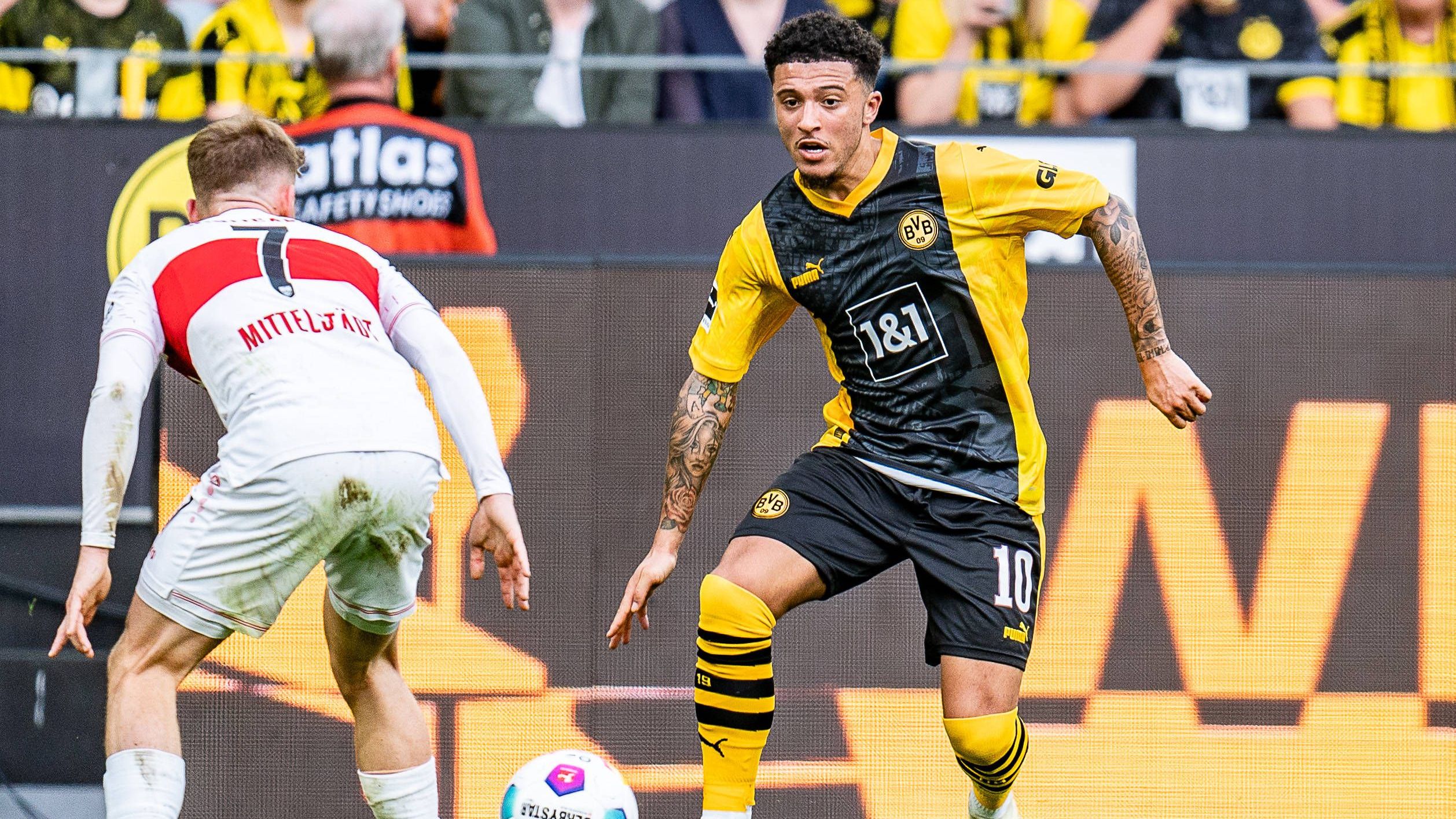 <strong>Jadon Sancho</strong><br>Hat wie häufig zuletzt kaum Anbindung an das Spiel der Dortmunder und tut sich schwer damit, offensiv für Durchbrüche zu sorgen. Trifft auch mehrfach die falsche Entscheidung – beispielsweise zu Beginn des zweiten Durchgangs, als er halbrechts durch ist und den Ball in die Mitte bringen möchte, statt selbst Profit zu schlagen. <em><strong>ran</strong></em>-Note: 4.