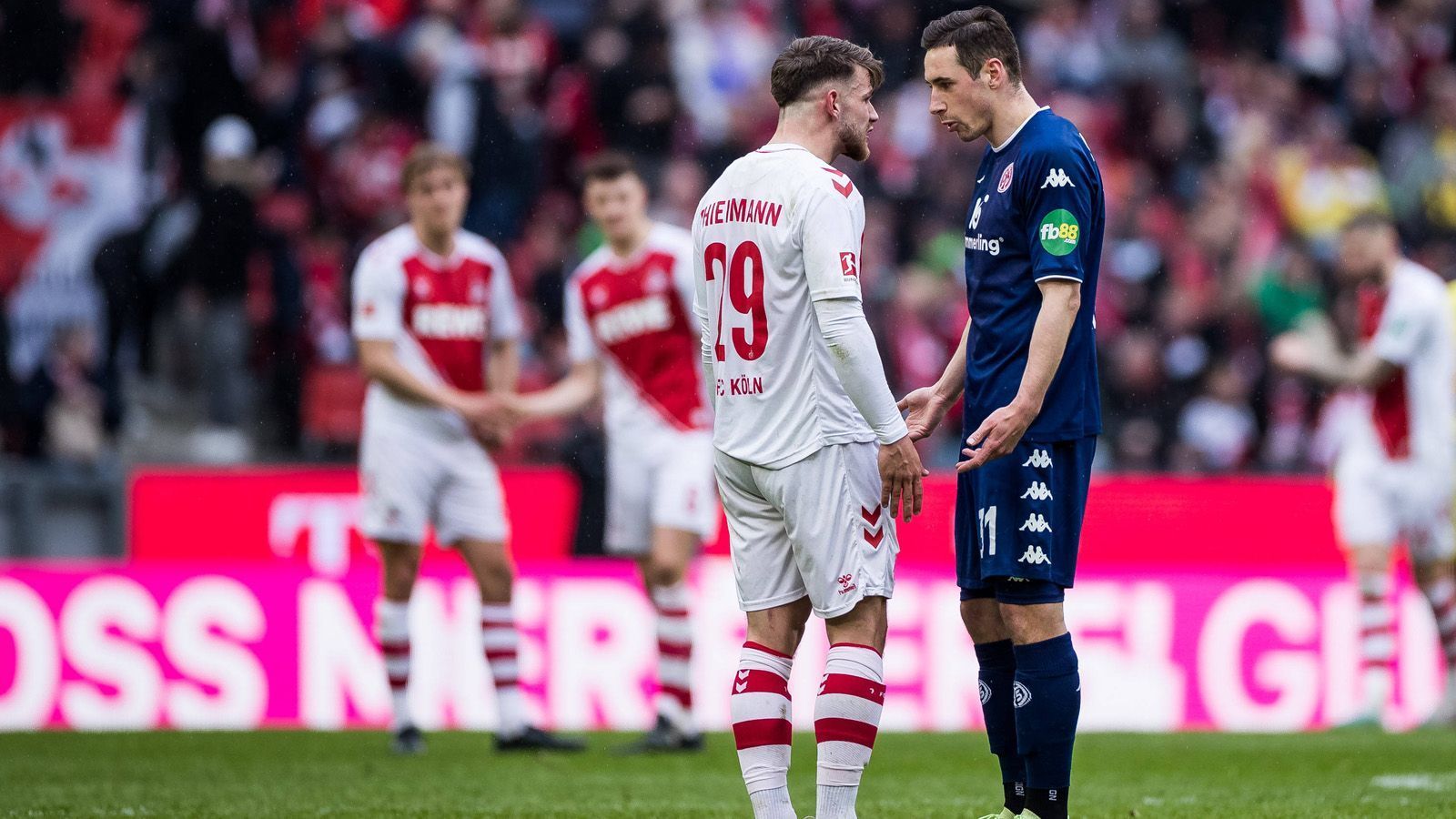 
                <strong>Die Form</strong><br>
                Der 1. FC Köln ist formtechnisch der stärkere Gegner. Nur eines der letzten acht Saisonspiele wurde verloren. In den letzten drei Spielen holte die Mannschaft sieben Punkte – das 2:1 gegen Bayer Leverkusen und das 5:2 gegen Hertha BSC waren echte Ausrufezeichen. Mainz gewann zwar vor viereinhalb Wochen mit 3:1 gegen den FC Bayern, befindet sich seitdem aber in einem Negativlauf und hat die letzten vier Spiele verloren. Dabei kassierten sie 13 Gegentreffer. Zuletzt unterlagen sie mit 1:4 gegen den VfB Stuttgart.
              