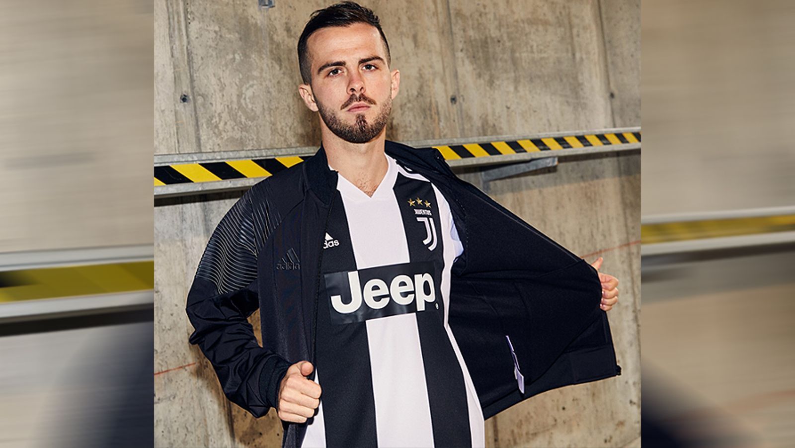 
                <strong>Juventus Turin Heimtrikot</strong><br>
                Laut Angaben des Klubs, sollen die neuen Heimtrikots von Juventus Turin Tradition und Innovation vereinen. Mit den relativ breiten schwarz-weißen Längsstreifen erinnern die Trikots an jene aus früheren Tagen der "Alten Dame". Innovation bringt das Material, aus dem die Arbeitskleidung von Miralem Pjanic und Co. gefertigt ist. Eine neue Technologie soll für eine noch bessere Atmungsaktivität der Trikots sorgen. 
              