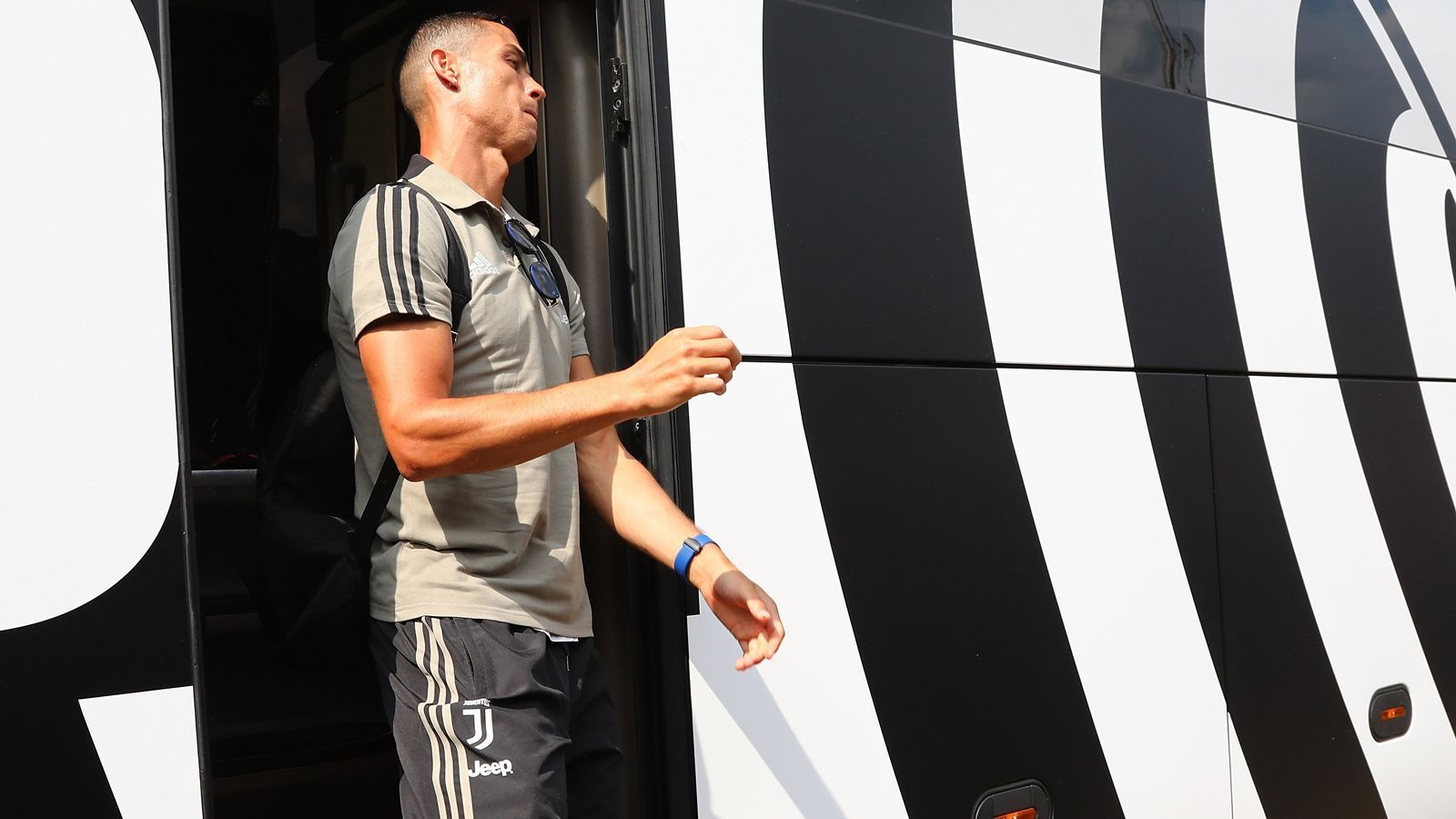 
                <strong>Juventus Turin: So lief das CR7-Debüt</strong><br>
                Gekommen, um zu treffen! Cristiano Ronaldo feierte bei Juventus Turin in einem internen Testspiel gegen die eigene B-Elf seinen Einstand. Eigentlich keine große Partie, doch rund 600 Polizisten wurden sicherheitshalber zum Einsatz in den kleinen Turiner Vorort Villar Perosa gerufen, da der Fan-Andrang erwartungsgemäß riesig war. 
              