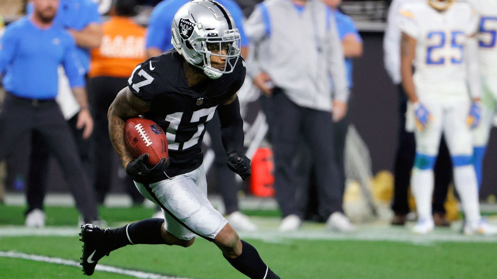 
                <strong>Las Vegas Raiders (AFC West): Tyron Johnson</strong><br>
                Man braucht schon ein wenig Fantasie, um sich vorzustellen, dass ein Receiver mit zwei Catches im Jahr 2021 nun 2022 sein Breakout-Jahr haben könnte. Doch im Fall von Tyron Johnson ist das gar nicht so unwahrscheinlich. Die Las Vegas Raiders haben neben Davante Adams und Hunter Renfrow keinen Receiver mehr, der die tiefen Routen läuft, die Derek Carr so gerne wirft. Wenn er seine Konkurrenten im Kampf um den Platz als Receiver Nummer drei bei den Raiders ausstechen kann, dann könnte Johnson ein Geheimtipp für 2022 sein.
              